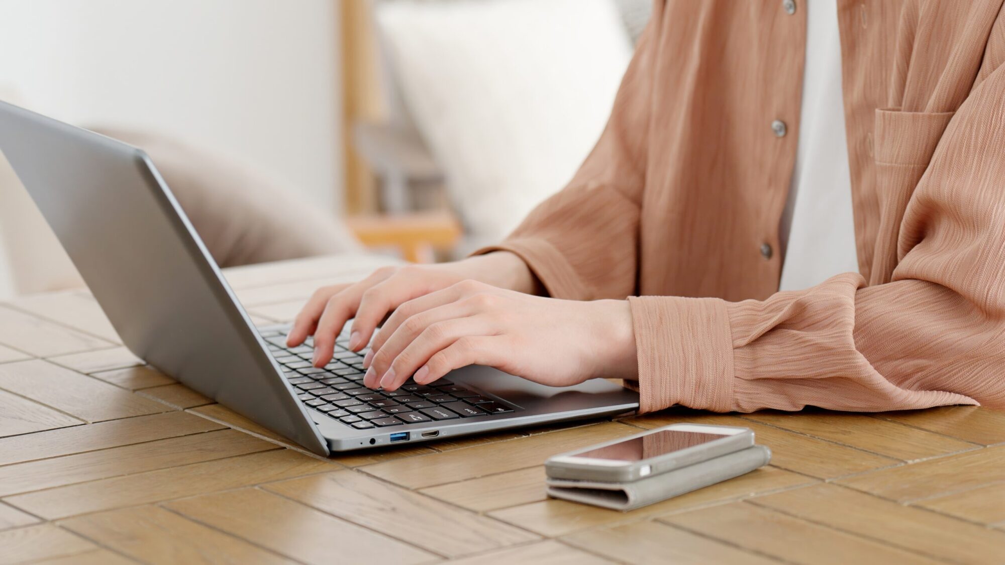 株式会社SIBLAB | ホームページ・ECサイト制作Man using laptop at home